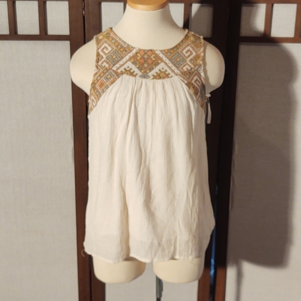 Altar'd State Tapestry Texture Neckline White Sleeveless Blouse Sz S